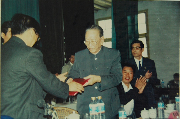 2-3 耿飚副总理接受功勋矿工场景.jpg