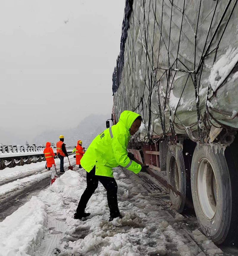 除冰融雪 解救受困车辆（谭科夫摄）