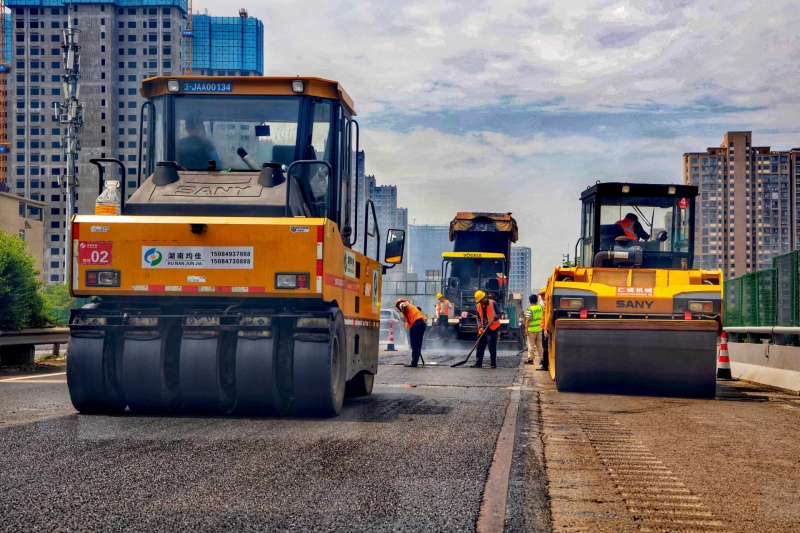 2022年6月7日，长潭高速路面中修现场