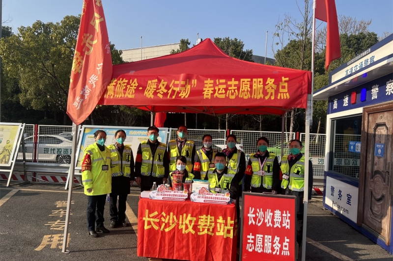 20230130120071.jpg 图6 志愿者在服务点轮岗.jpg