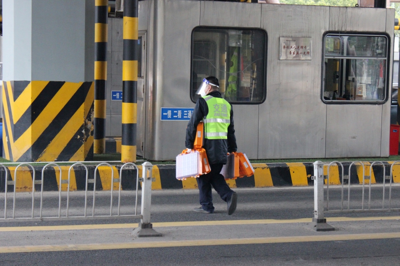 20230130910595.jpg 图5 提着卡箱飞跑.JPG