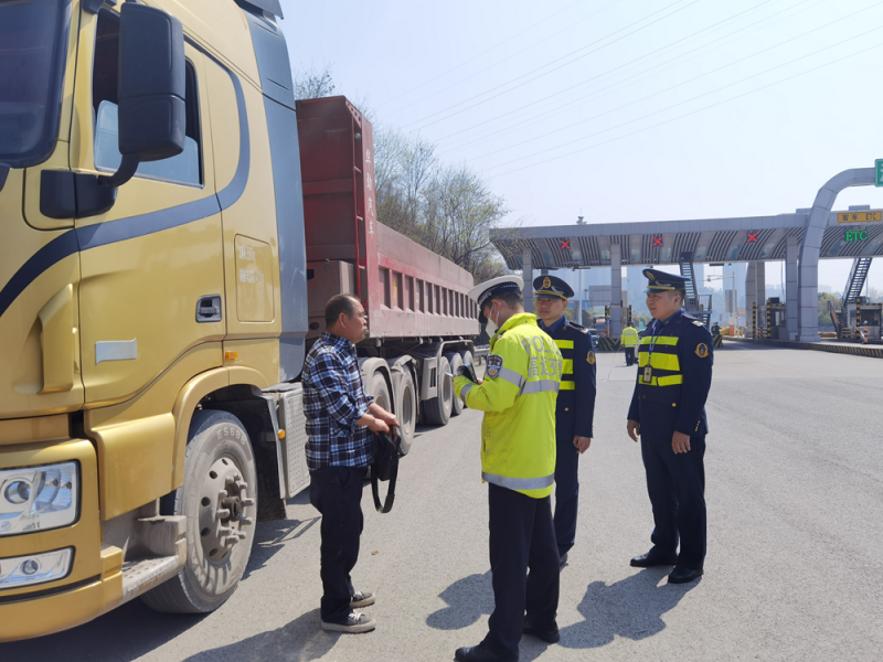 联合高速交警开展专项行动.png