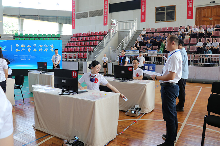 90后“辣妈”：十年坚守  逐梦青春 从“新手小白”到“服务之星”的蜕变