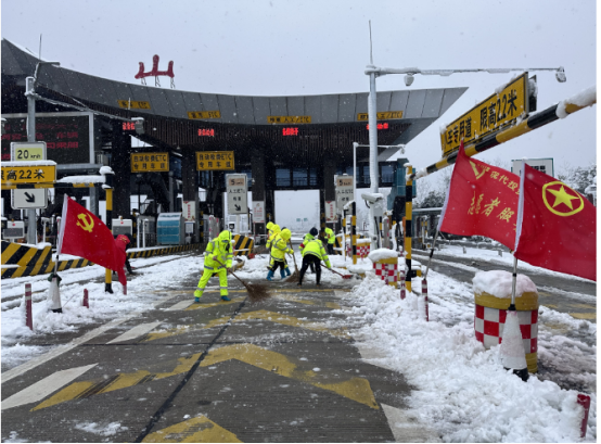 20240123105328.png 3.昭山收费站在收费车道铲雪.png