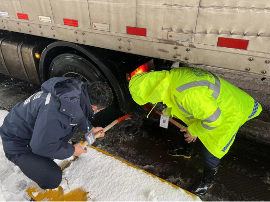 20240123128019.png 2.黄花收费站收费员为车辆清除底下冰雪.png