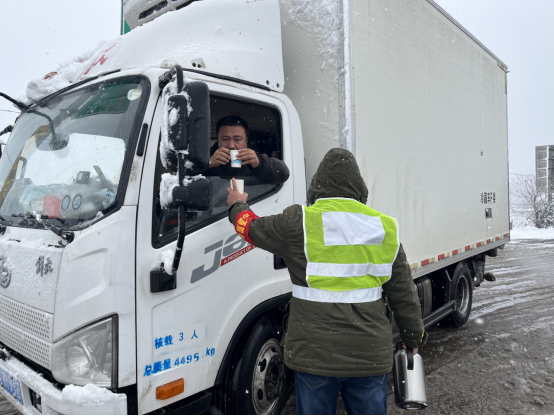 20240123403896.png 7.杨嘉桥收费站为被困司乘人员送上姜糖水.png