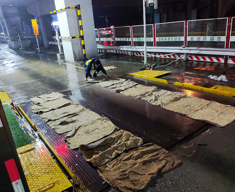 20240123657998.png 11.长沙收费站在收费车道铺设麻袋防止车辆打滑.png