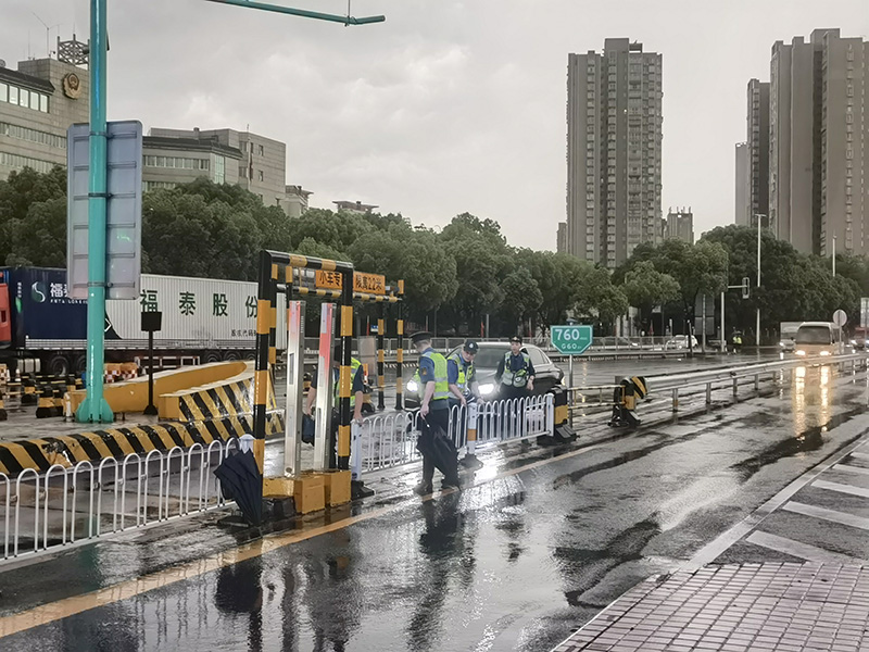 20240430109580.jpg 退水后 ,恢复隔离栏杆.jpg