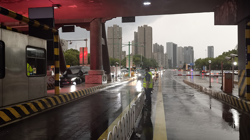 20240430119056.jpg 图4 恢复通行后,亭内亭外加快通行引导.jpg