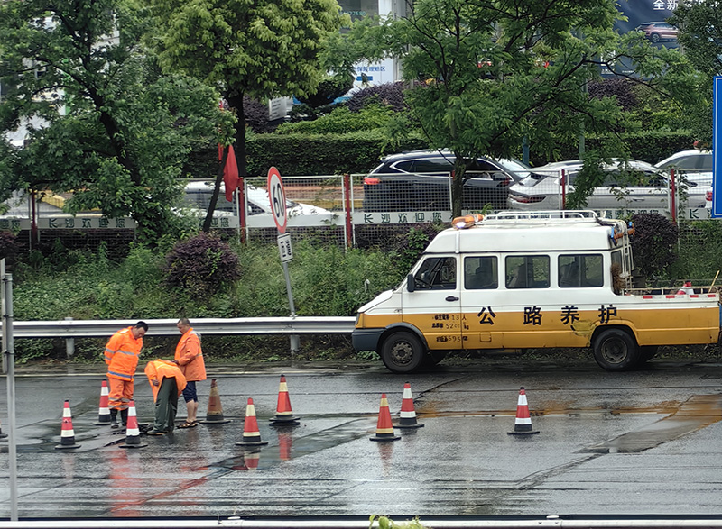 20240430529893.jpg 图6 养护人员勘查现场鼓包路面.jpg