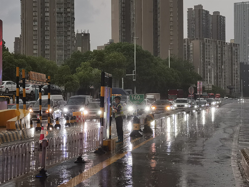 20240430709077.jpg 图2 冒雨引导分流.jpg