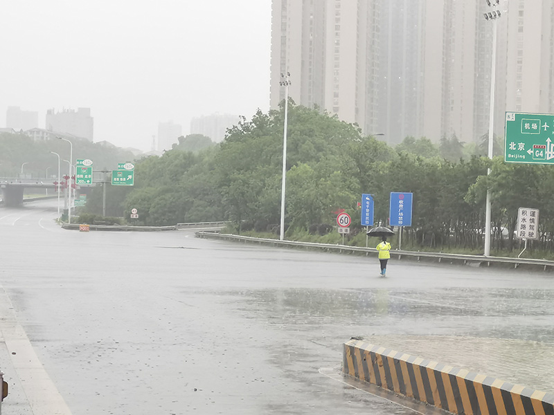 20240430907798.jpg 图3 站长查看内广场水势.jpg