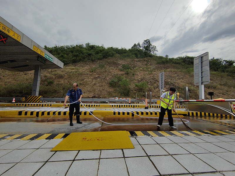 图片8 芷江运管中心负责人带领员工冲洗车道.jpg