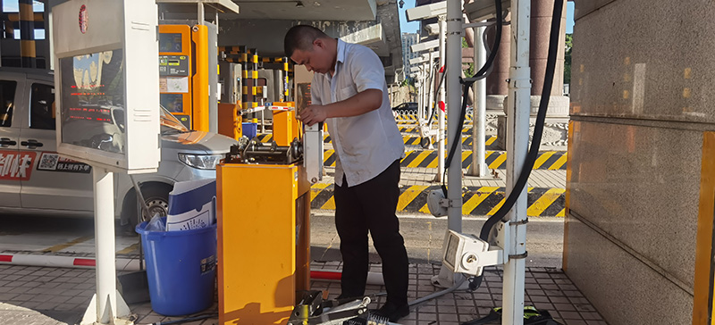 图片4   维护员修复故障栏杆机.jpg