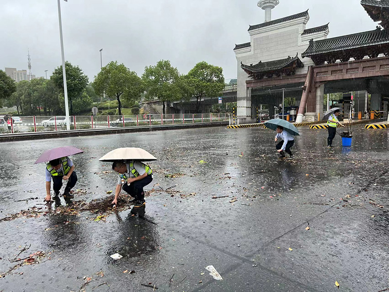 图3   退水后，在岗人员徒手清理垃圾.jpg