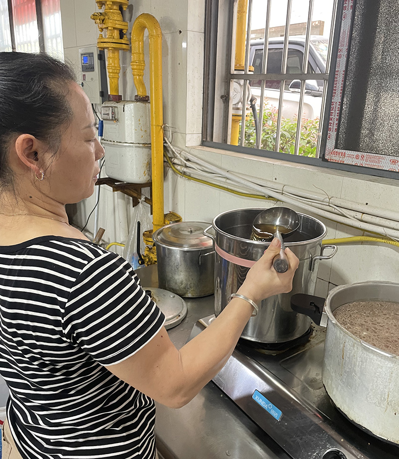 图6  后勤人员熬制防暑凉茶.jpg