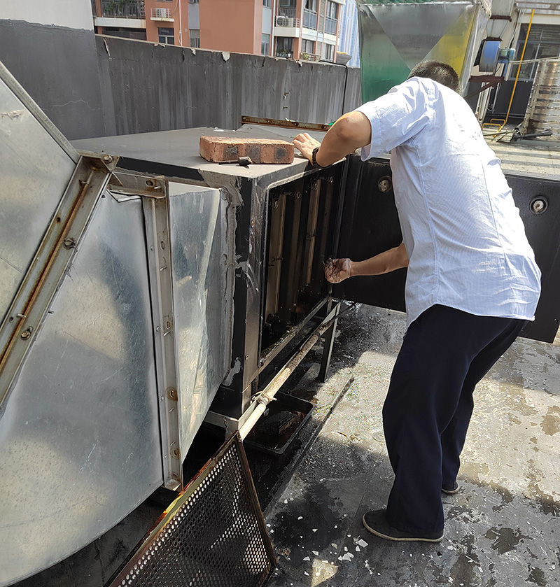 图7  清洗排烟管道.jpg