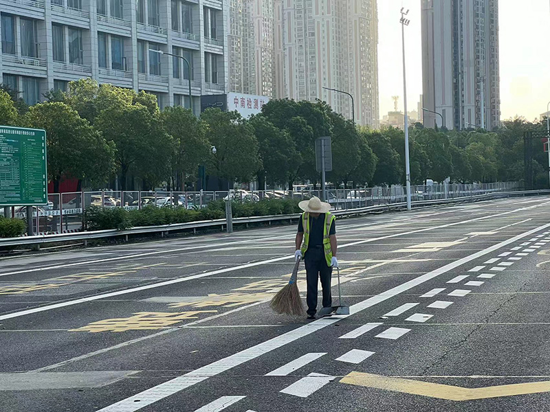 图5  清晨  保洁人员清扫现场卫生.jpg