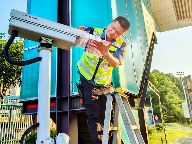 遮挡烈日小妙招  郭桃.jpg