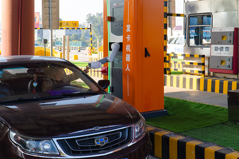 图片5怀化北收费站发卡机器人.jpg