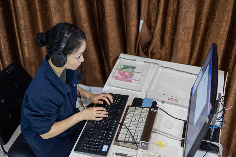 三尺岗亭的业务“尖兵”