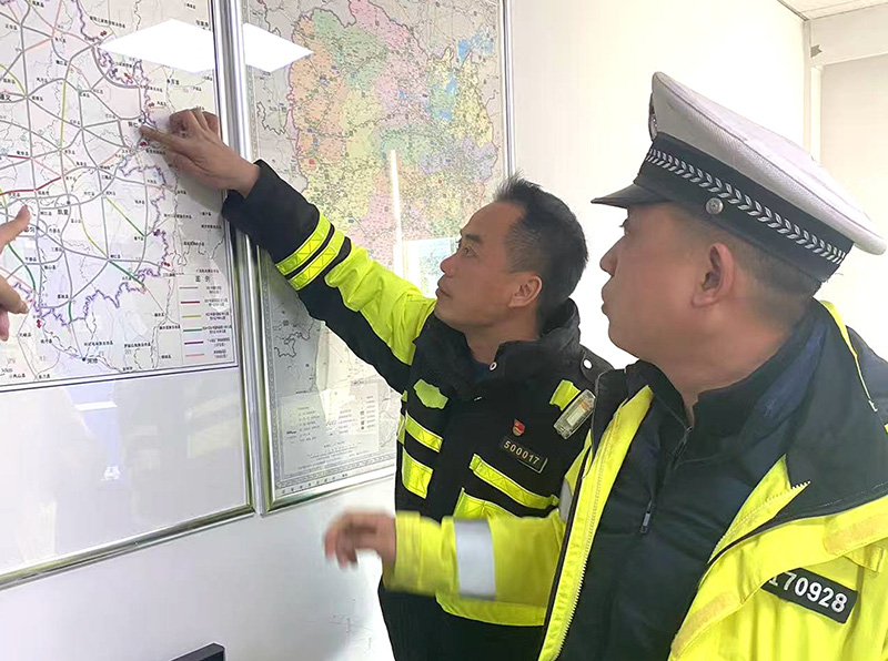 芷江运管中心联合辖区高速交警对路网通行状态进行研判.jpg