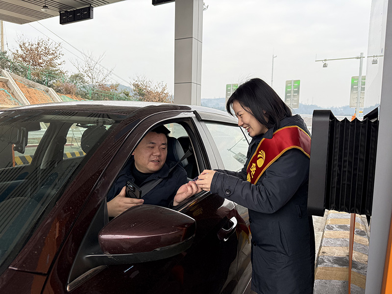 沅辰运管中心热心为过往司乘办理ETC.jpg