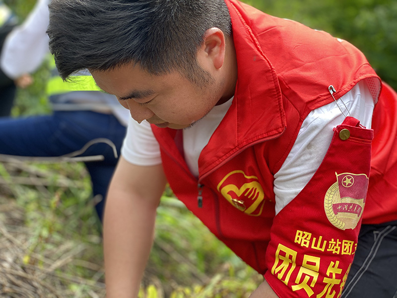 6.团员除草，公益先行。用双手拔除杂草，用爱心美化环境。.jpg