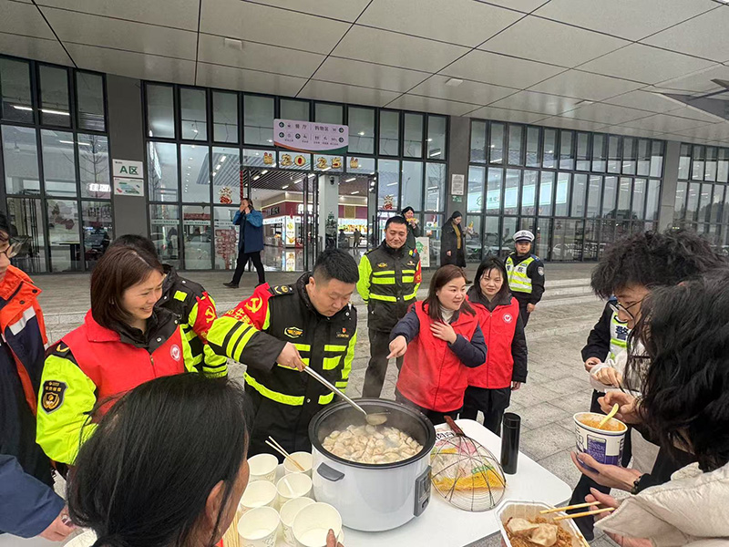 沅辰运管中心开展春运“暖冬行动”志愿者服务活动.jpg