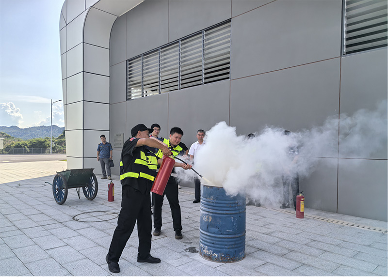 图片2（沅辰运管中心联合服务区开展灭火器实操）.jpg