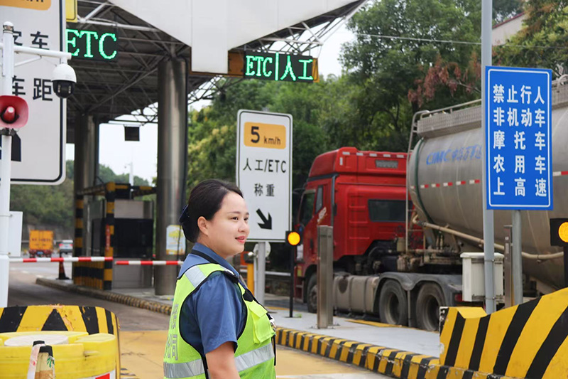 平凡岗亭，“娜”样不凡